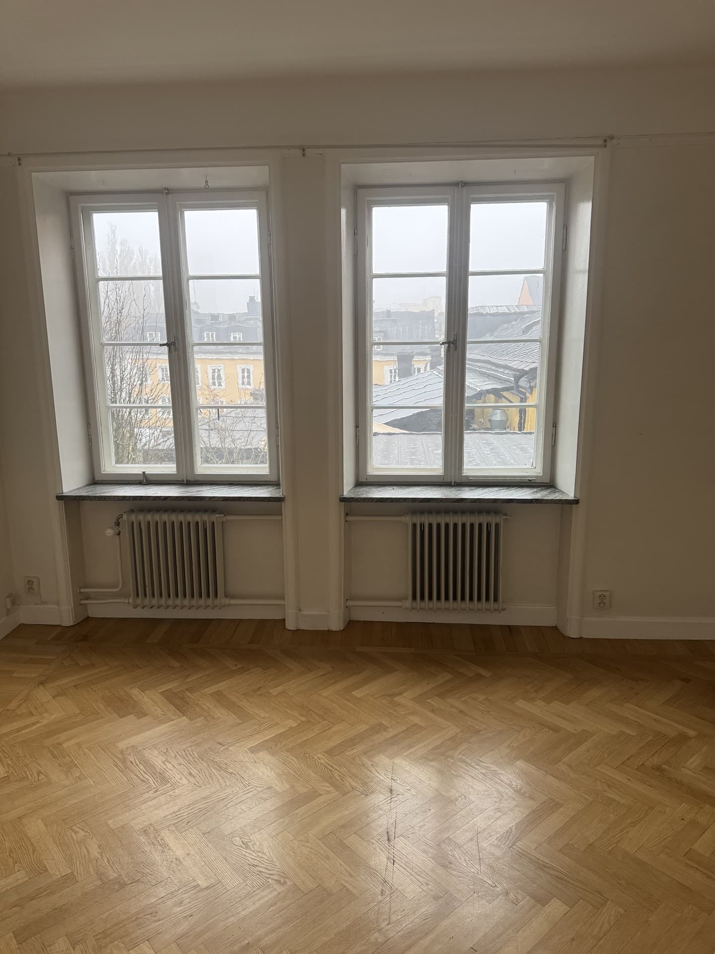 Ljust rum med originalfönster mot innergården